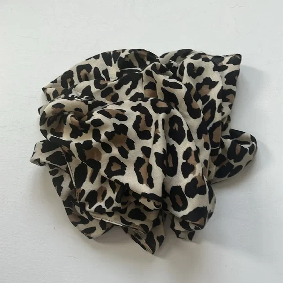 Chic Leopard Print Scarf - Picture 2 of 8